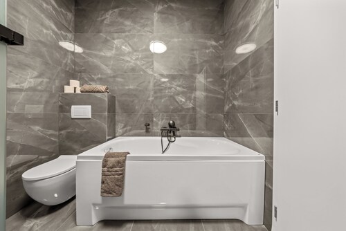 Air-conditioned Apartment House with Pool, 10B