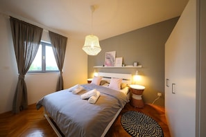 4 bedrooms - Tinj Rustic Holiday Home for 8 (Tinj)