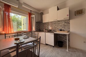 Fridge, oven, dishwasher, cookware/dishes/utensils - Apartment in a lush sea-view park (Poljica)
