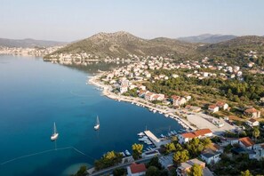 Marina - Apartment in a lush sea-view park (Poljica)