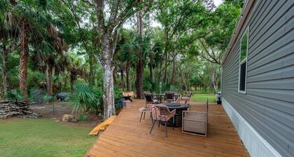 Cozy Pet-Friendly Florida Getaway Near Lake Okeechobee • BBQ, Firepit • Sleeps 4