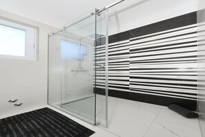 Shower, hair dryer - Villa Escape with Jacuzzi in Sukošan (Sukošan)