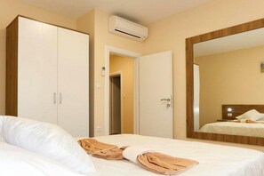 3 bedrooms, iron/ironing board, travel cot, free WiFi - Stunning Holiday Home Near Adriatic Sea (Vrgorac)