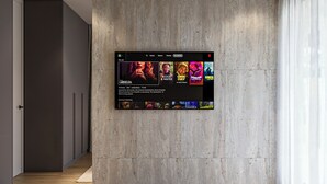 Ein modernes Interieur mit einem montierten Fernseher, der eine Streaming-Oberfläche anzeigt.