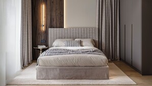 Ein modernes Schlafzimmer mit einem großen Bett, einer Wand im Holzoptik und einem minimalistischen Design.