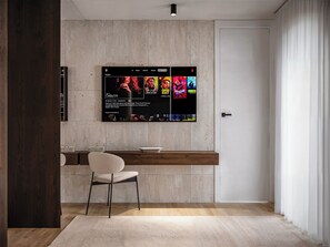 Caja de seguridad en la habitación y muebles diferentes 