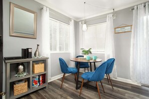 Dining - Cozy Ski-View Retreat sleeps 5 in Gatlinburg! (Gatlinburg)