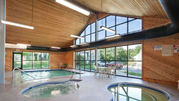 Ein Hallenbad mit Holzwänden und großen Fenstern.