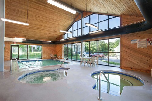 Cozy Ski-View Retreat sleeps 5 in Gatlinburg!