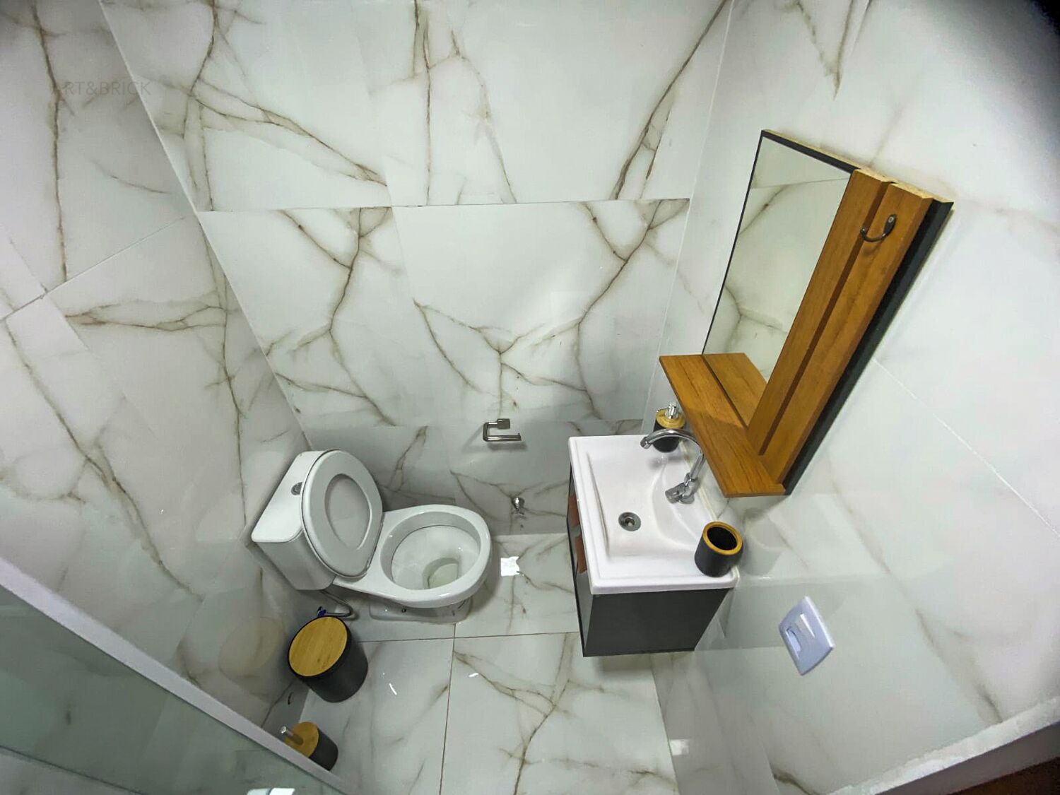 Apartamento conforto, vista para a cidade | Banheiro | Chuveiro, toalhas de banho, papel higiênico 