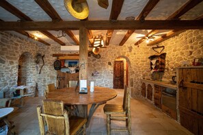 Dining - House in a scenic Siveric park (Siveric)