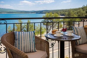 Outdoor dining - Villa in a lush coastal landscape (Pridraga)