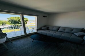 Smart TV - Stylish Couple Getaway Near Beach (Sukošan)
