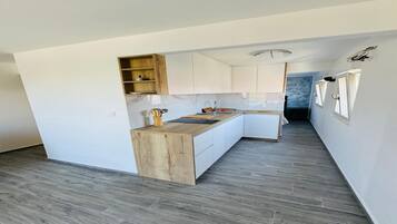 Frigorifero, forno, lavastoviglie, pentole/stoviglie/utensili