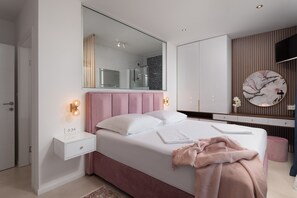 4 chambres, fer et planche à repasser, lit parapluie