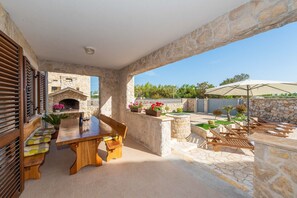 Outdoor dining - Privlaka Villa near the Adriatic Sea (Privlaka)