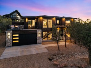 Exterior - East Zion New Build, Sleeps 12, Hot Tub, Rooftop Fire Pit & Game Room (Orderville)