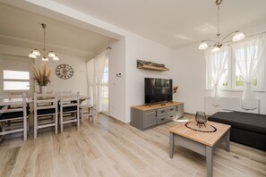 Smart TV - Dalmatian Family Villa near Beach (Privlaka)