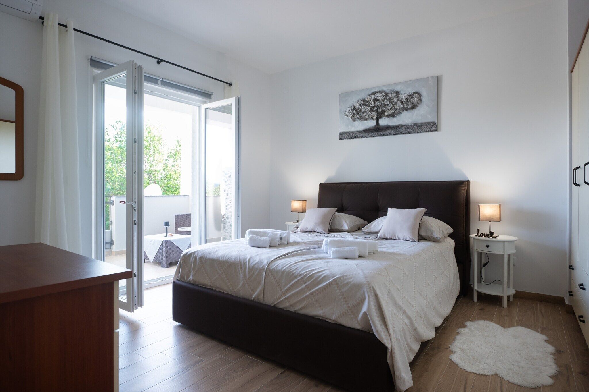 4 habitaciones, tabla de planchar con plancha y cuna de viaje 