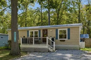 Exterior - GOTL Retreat, short walk to strip, 15 min to Spire (Geneva on the Lake)