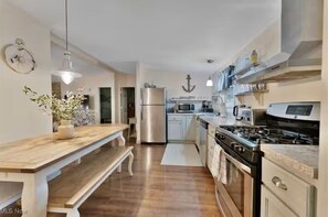 Private kitchen - GOTL Retreat, short walk to strip, 15 min to Spire (Geneva on the Lake)
