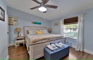 3 bedrooms, iron/ironing board, internet, bed sheets - GOTL Retreat, short walk to strip, 15 min to Spire (Geneva on the Lake)