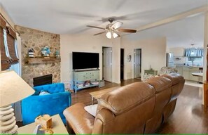 Living area - GOTL Retreat, short walk to strip, 15 min to Spire (Geneva on the Lake)