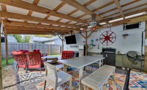 Outdoor dining - GOTL Retreat, short walk to strip, 15 min to Spire (Geneva on the Lake)