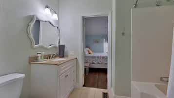 Secador de pelo, toallas, jabón y papel higiénico