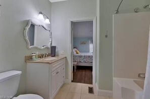 Hair dryer, towels, soap, toilet paper - GOTL Retreat, short walk to strip, 15 min to Spire (Geneva on the Lake)