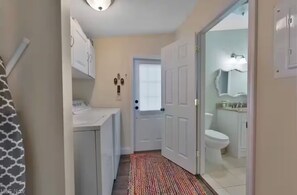 Hair dryer, towels, soap, toilet paper - GOTL Retreat, short walk to strip, 15 min to Spire (Geneva on the Lake)