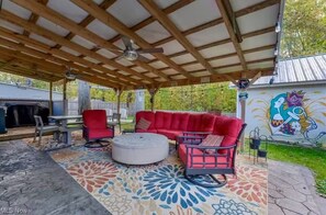 Outdoor dining - GOTL Retreat, short walk to strip, 15 min to Spire (Geneva on the Lake)