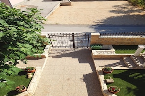 Property grounds - Decent 1-Bedroom Povljana Apartment (Povljana)
