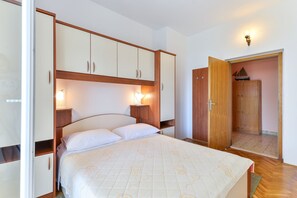 2 bedrooms, iron/ironing board, travel cot, free WiFi - 2-Bedroom Seaside Apartment (Vir)
