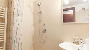 Shower, hair dryer, bidet, towels - Appartamento Sestiere Castello by Ca-Sa Check (Venezia)