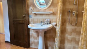 Doccia, asciugacapelli, bidet, asciugamani
