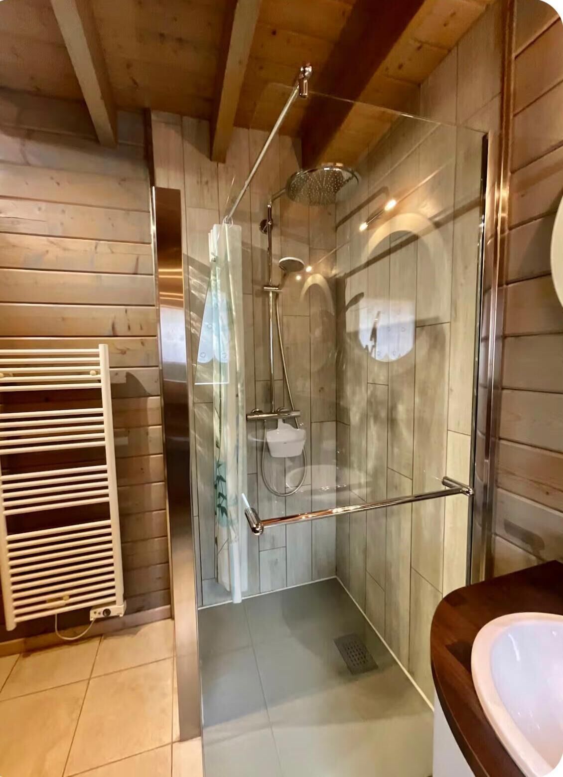 Dusj, hårføner, såpe og toalettpapir