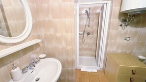 Regadera, secadora de cabello, bidet, toallas 