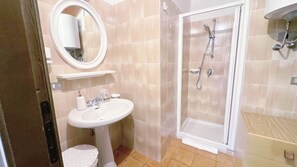 Shower, hair dryer, bidet, towels - Baradello Apartment by Ca-Sa Check (San Pietro)