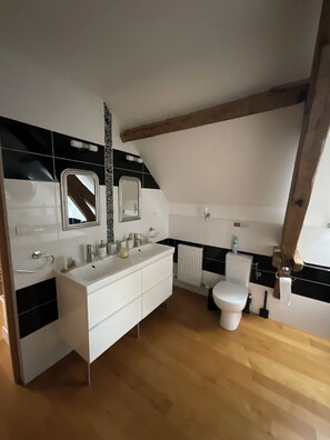 Unclassified image, 2 of 6, button