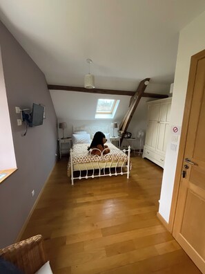 Unclassified image, 4 of 6, button