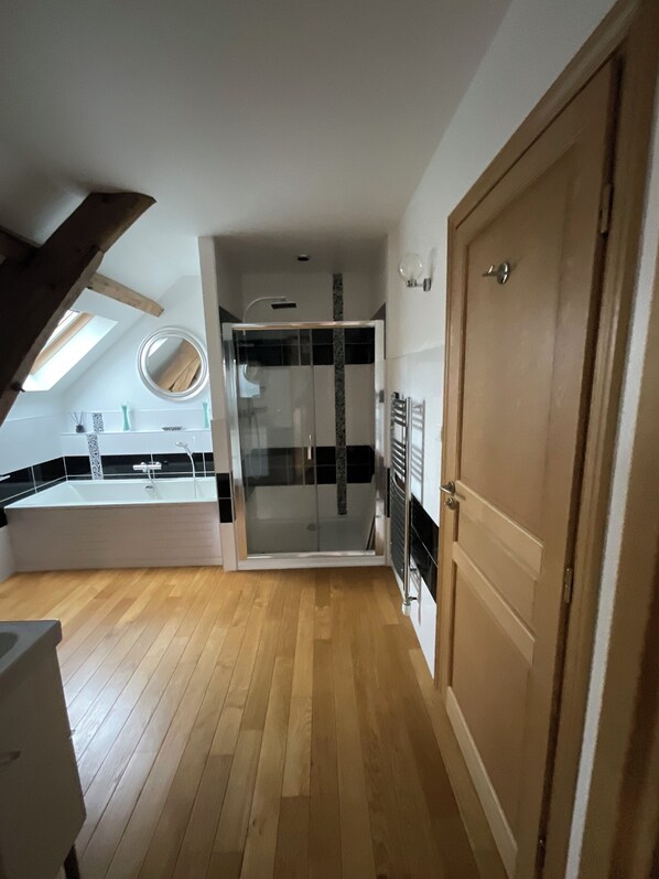 Unclassified image, 1 of 6, button