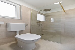 Shower - Contemporary Coastal Stay in Sukošan (Sukošan)