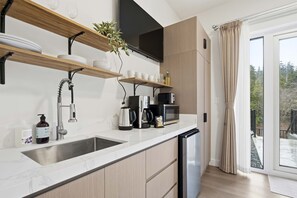 Four à micro-ondes, cafetière-théière, grille-pain