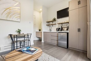 Four à micro-ondes, cafetière-théière, grille-pain