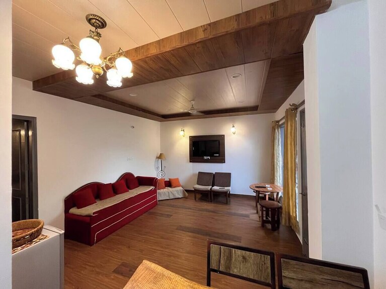 Rustic Pines-2: Pet-friendly Serene 1bhk Apartment - Solan