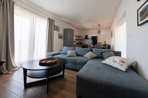 Smart TV - Stylish Seaside Stay in Nin (Nin)