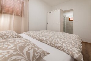 2 bedrooms, iron/ironing board, free WiFi - Stylish Seaside Stay in Nin (Nin)