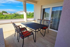 Outdoor dining - A Stylish Coastal Zaton Apartment (Zaton)