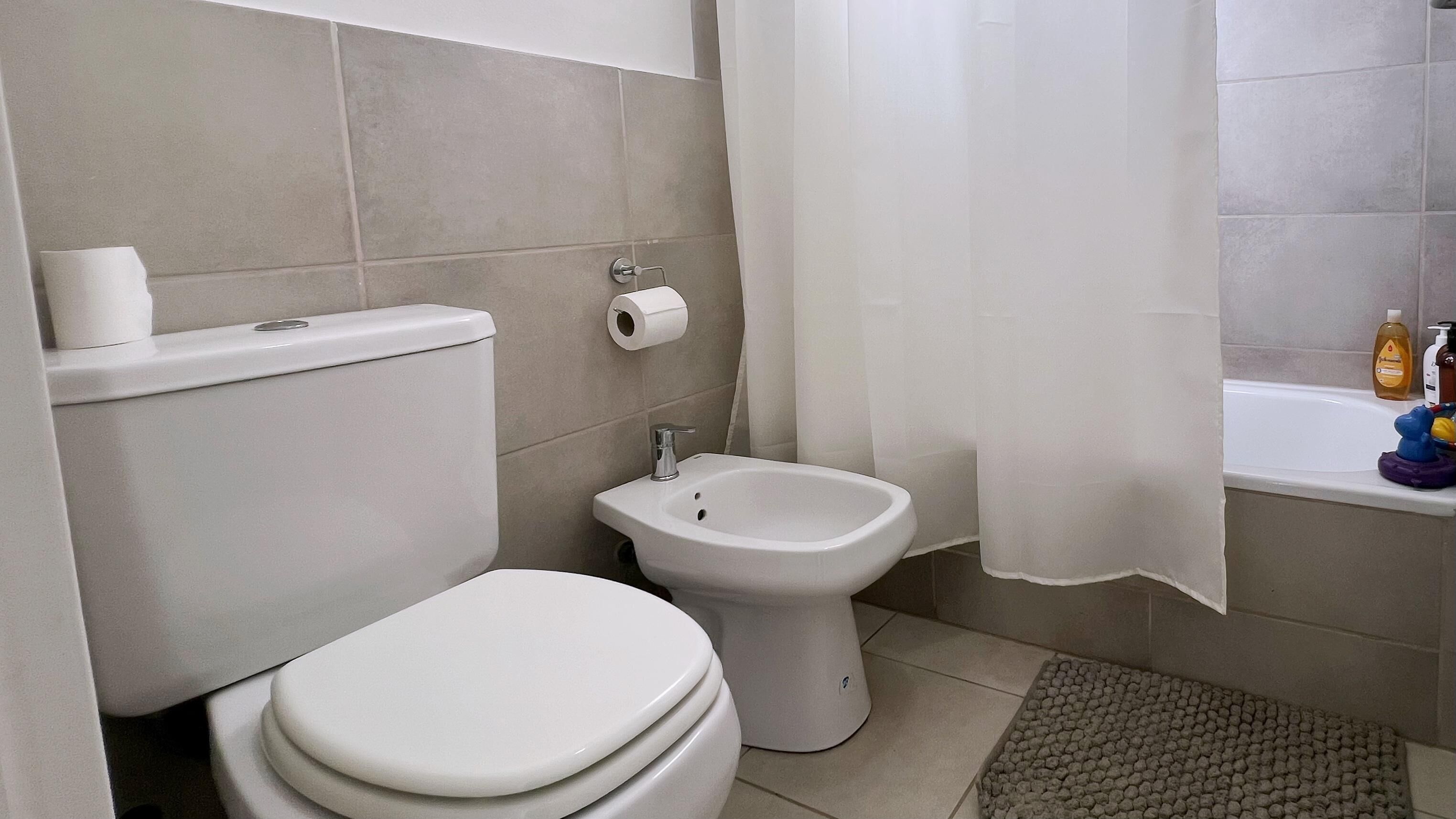 Een douche, een haardroger, een bidet, handdoeken